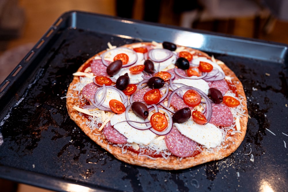 Närbild på kesopizza med gyllene ost