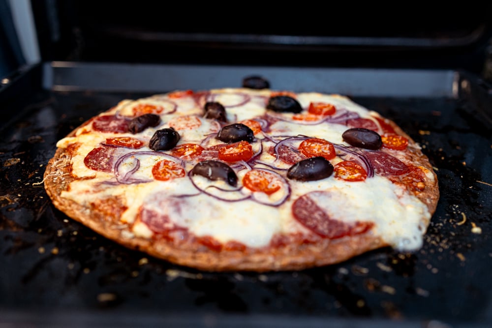 Saftig kesopizza med lufttorkad skinka