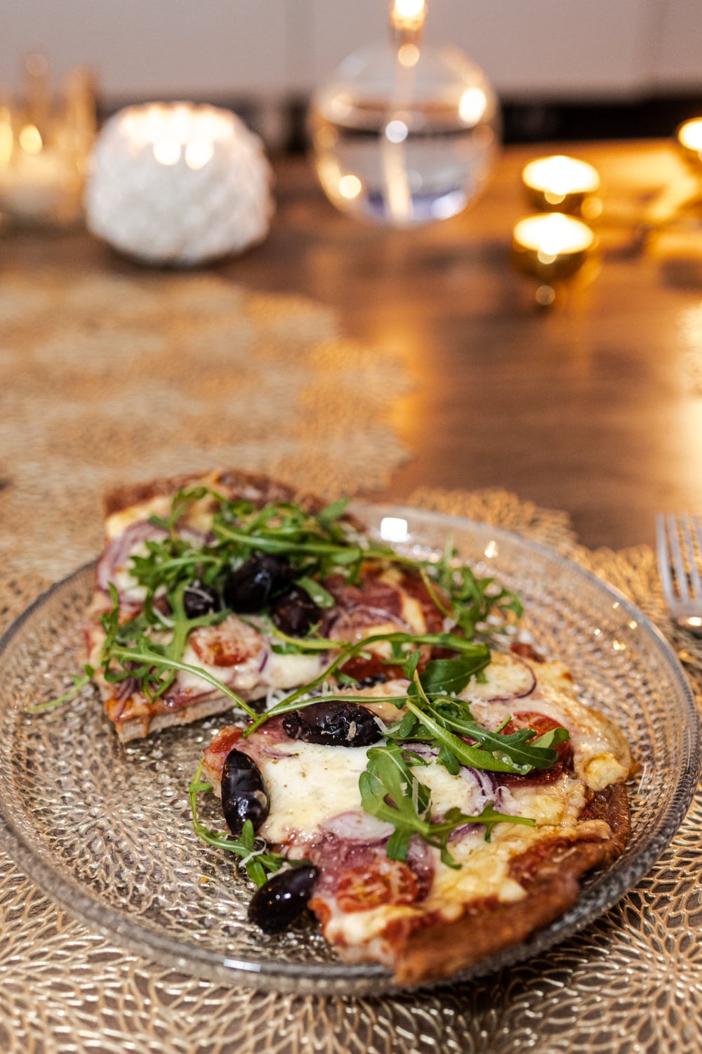 Hemgjord kesopizza med mozzarella och ruccola