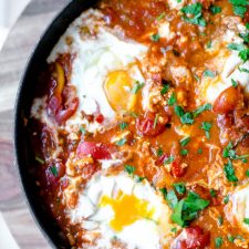 Shakshuka – kryddig tomat- och äggrätt med fetaost