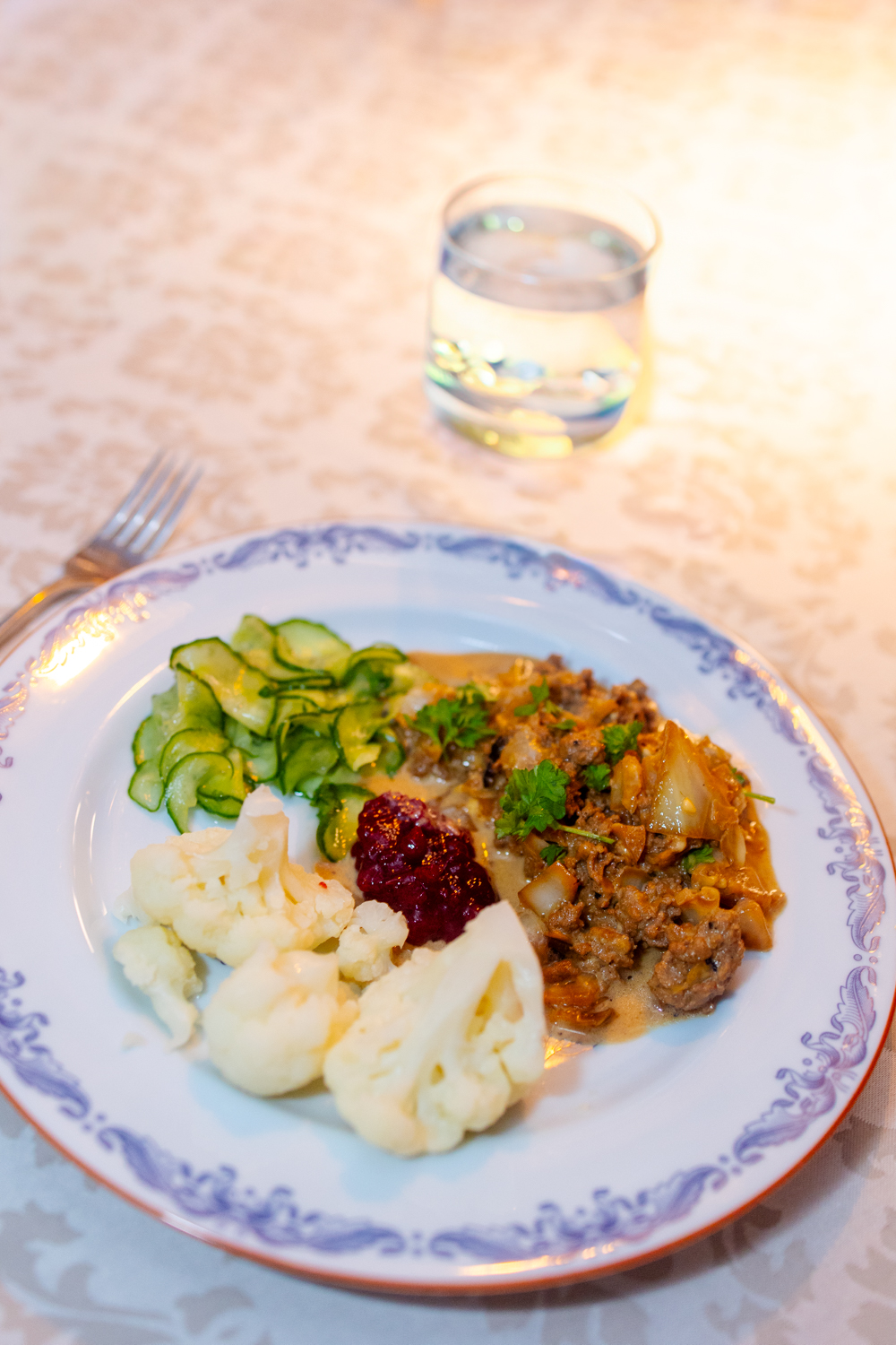 Serveringsförslag: kålmaja med potatis, lingon och pressgurka