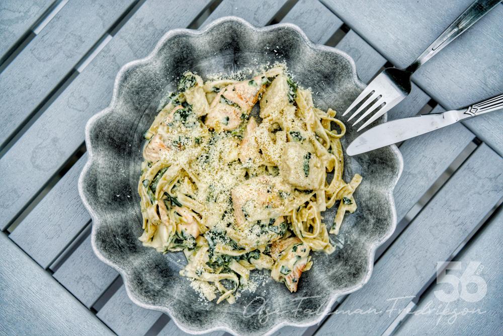 Laxpasta med spenat- och ädelostsås  - Recept, Inspiration och  Livets Goda