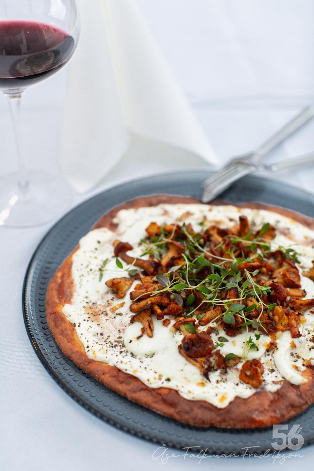 Pizza Bianco med kantareller, buffelmozzarella och timjan 56kilo.se