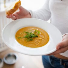 Vegetarisk linssoppa med morot och curry