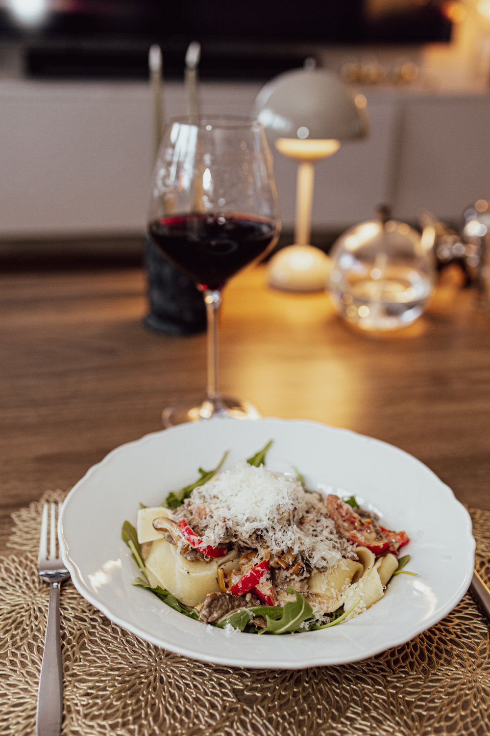 Lövbiffsgratäng serverad med pasta och parmesan