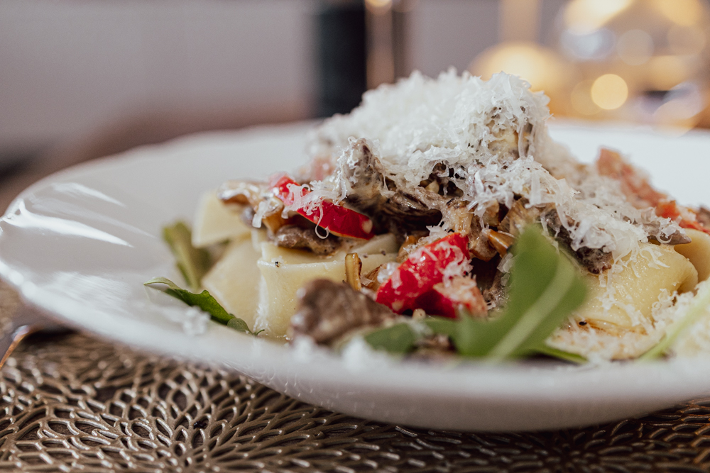 Lövbiffsgratäng serverad med pasta och parmesan