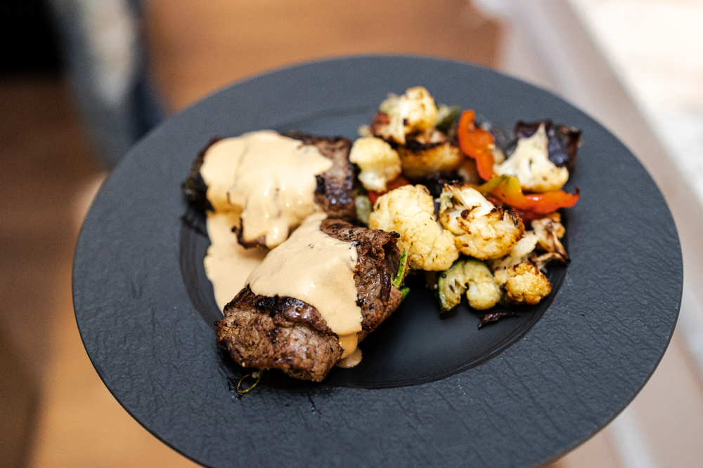 Serveringsförslag – lovbiffsknyten med ugnsrostade grönsaker