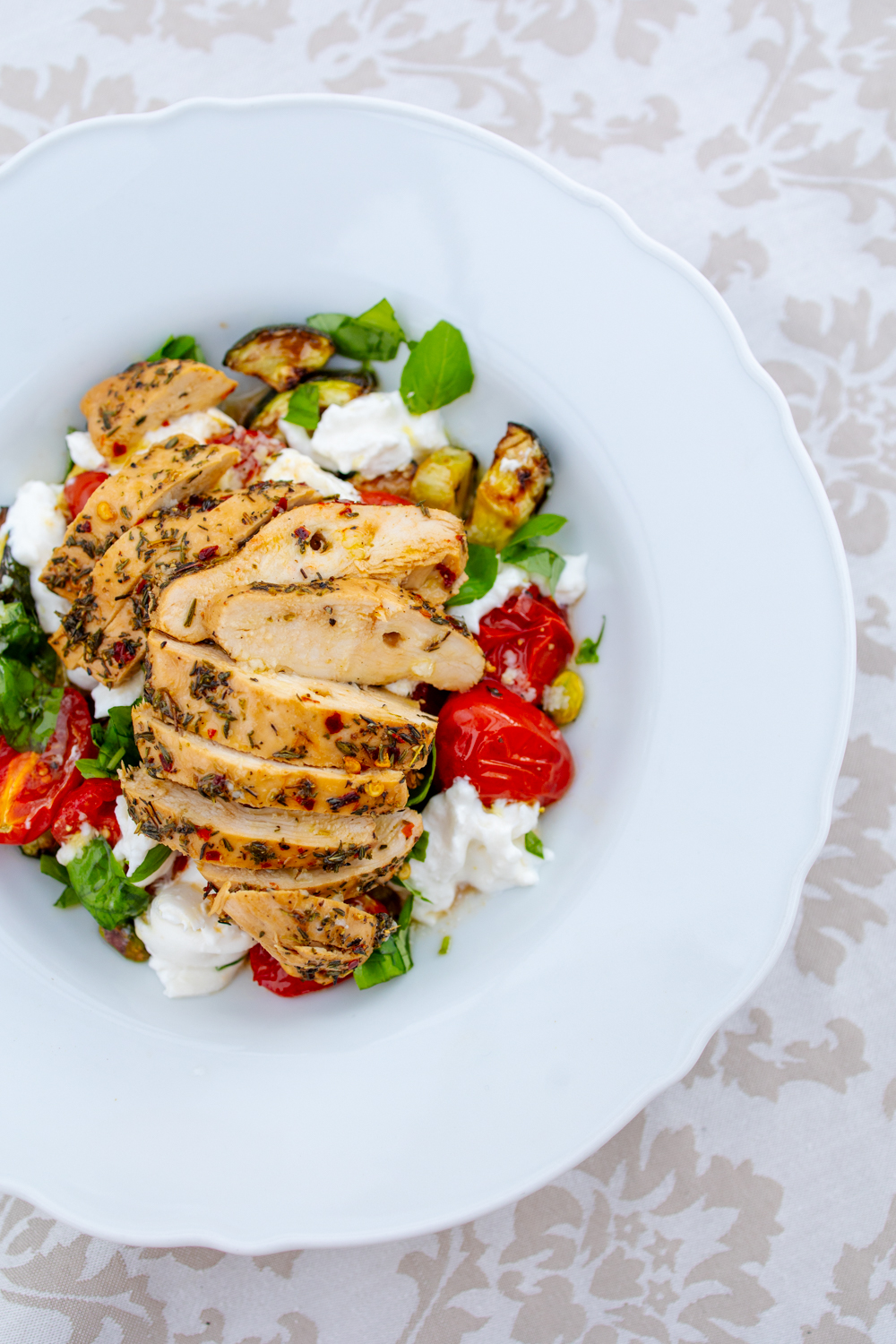 Ljummen sallad med ugnsbakad kyckling, burrata och pistage