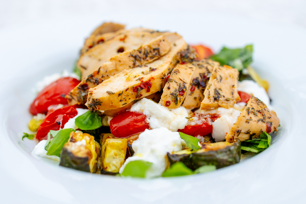 Ljummen sallad med ugnsbakad kyckling och rostad zucchini