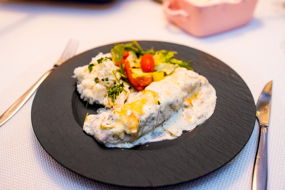 Pepparrotslax i ugn – serverad med sallad