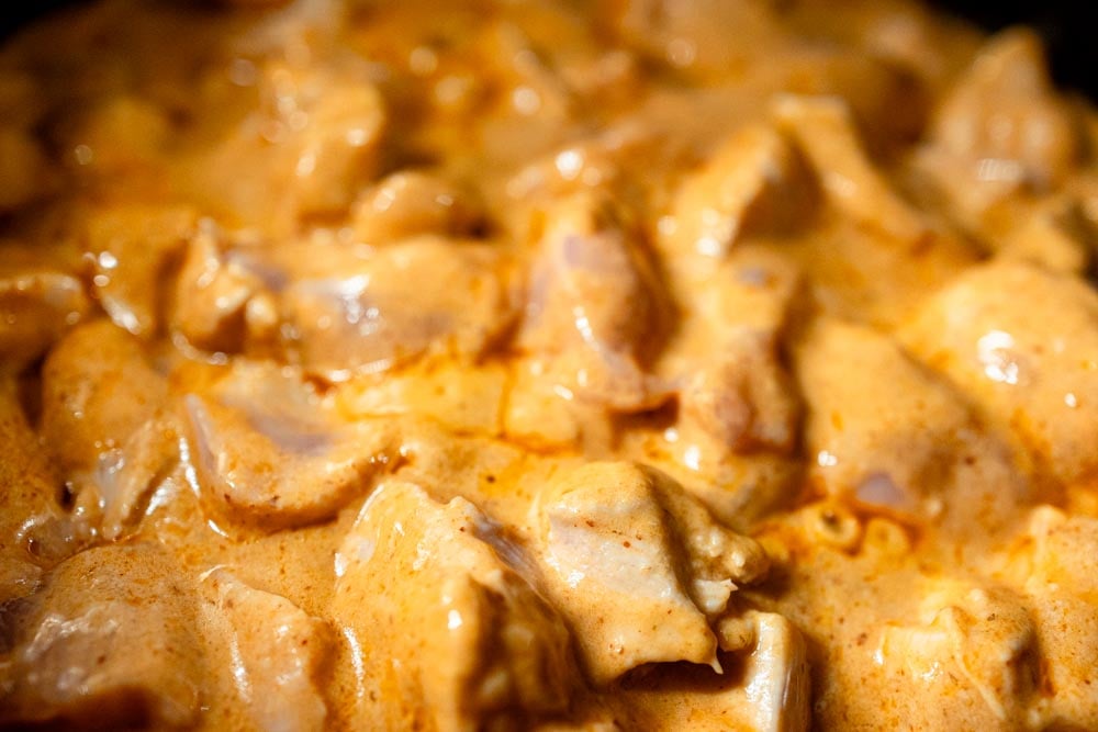 Gaeng Ped Gai med röd curry – när kokosmjölken reduceras