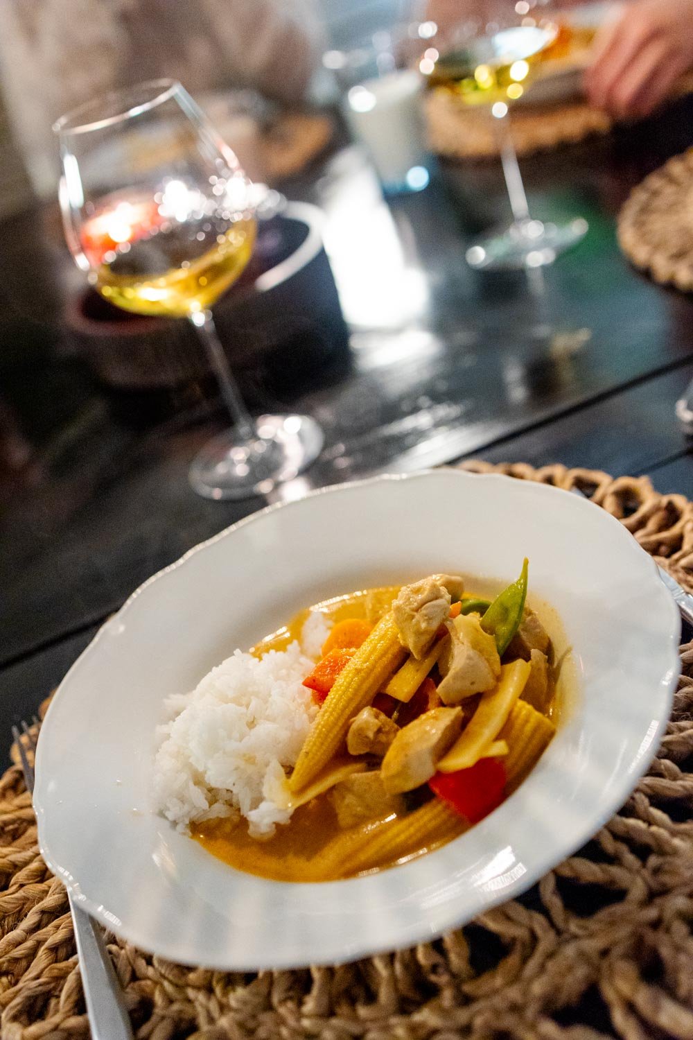 Serveringsförslag på Gaeng Ped Gai