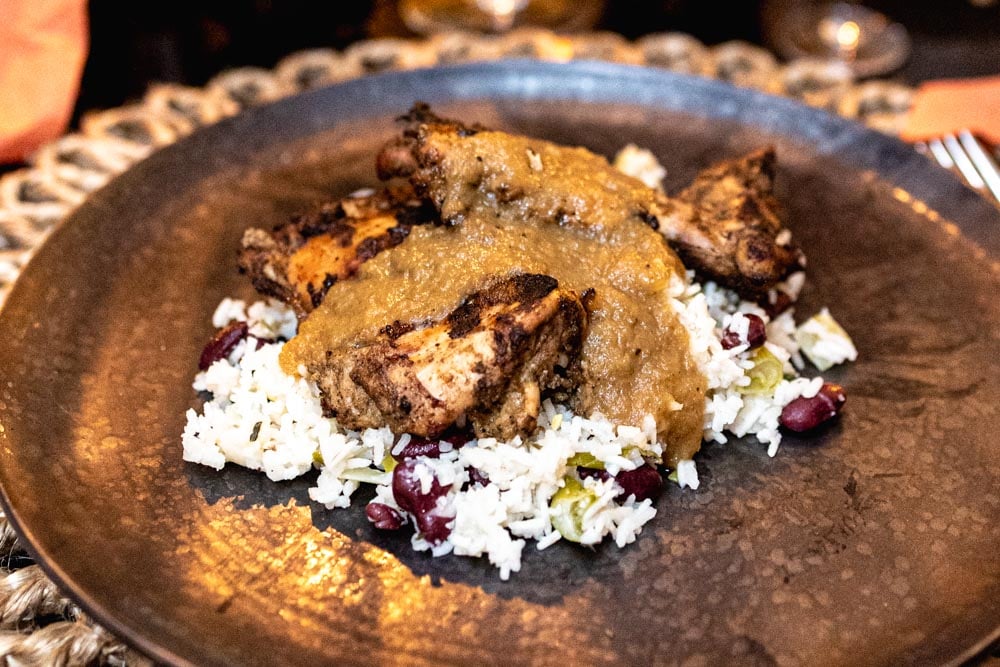 Jerk chicken upplagd på fat med ris – 56kilo.se