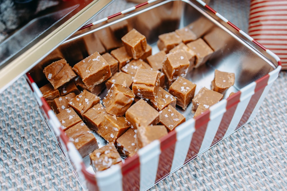 Salt kolafudge skuren i små rutor