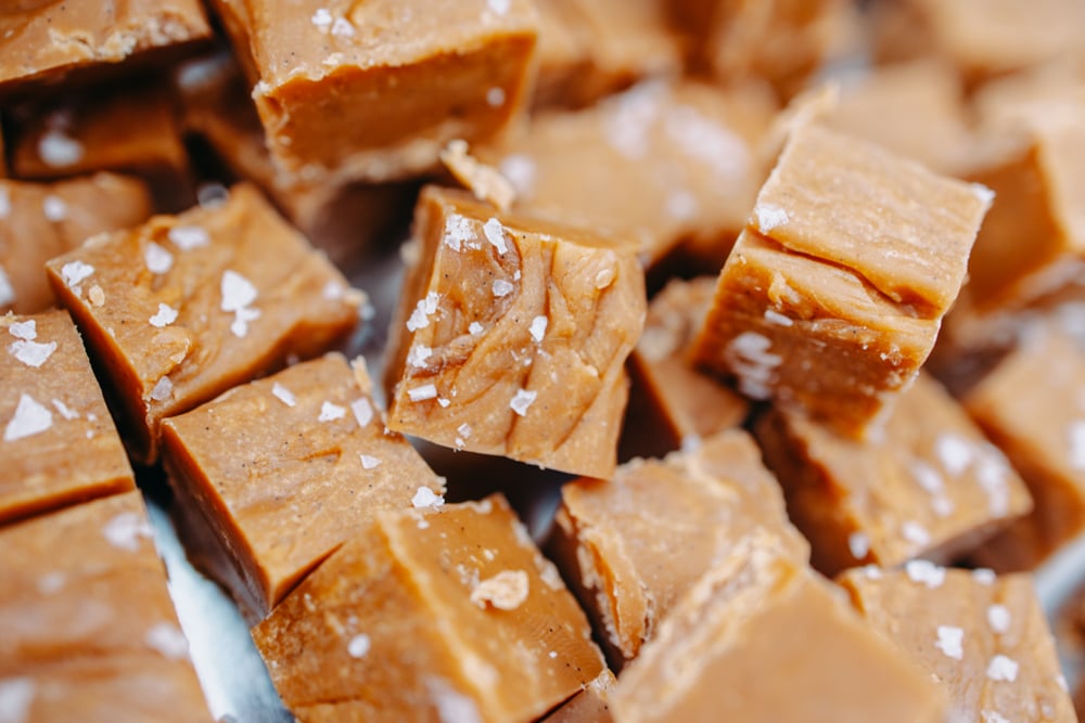 Närbild på krämig salt kolafudge