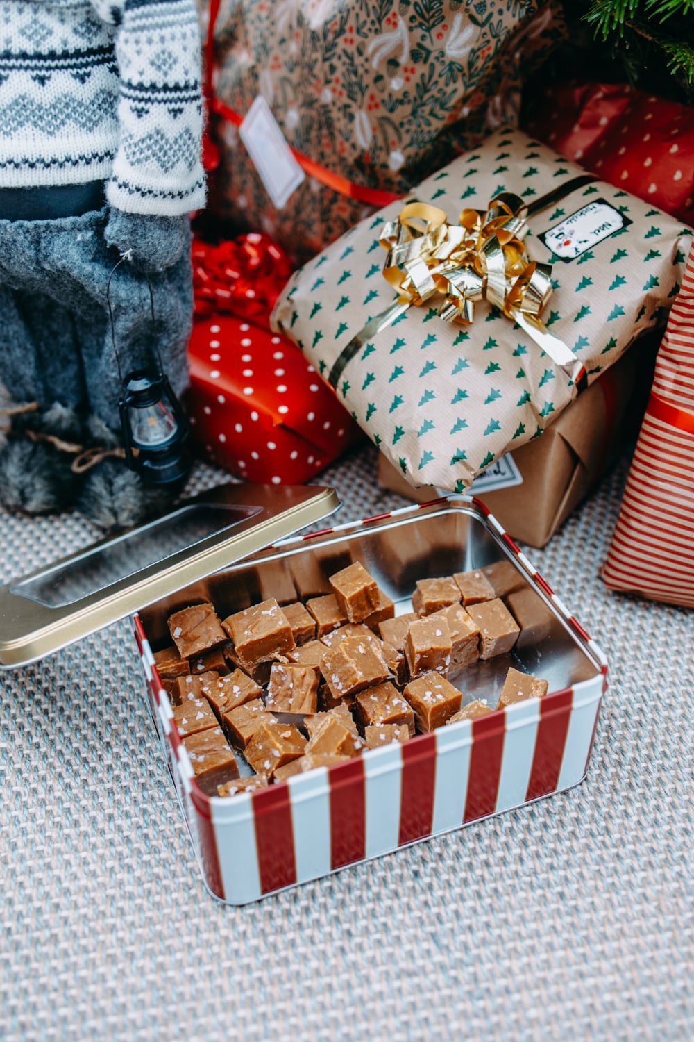 Salt kolafudge i bitar med flingsalt på toppen