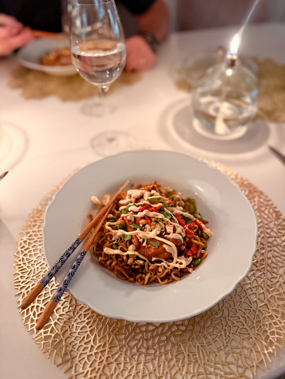 sesam- och limemarinerad lax med asiatisk nudelsallad