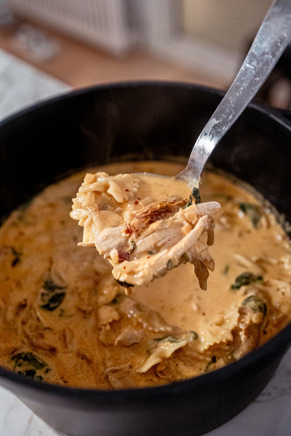 servering av marry me kycklingsoppa i portionsskål