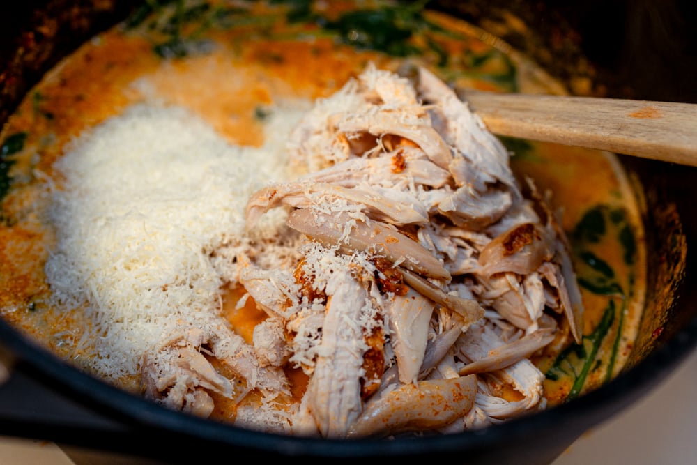 krämig marry me kycklingsoppa sjuder i gryta