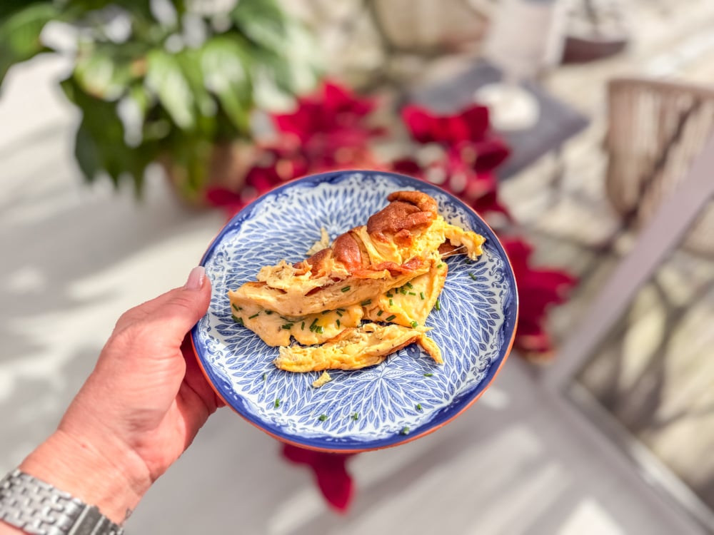 Omelett med parmesan och gräslök – lågkolhydratfrukost i morgonljus