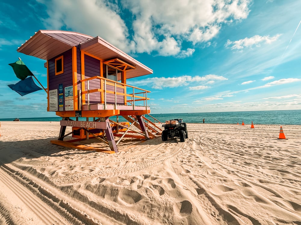 Promenader längs stranden i Miami Beach