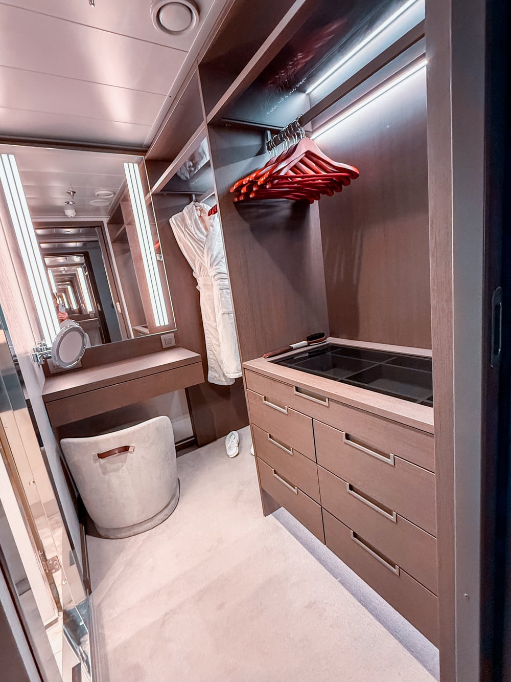 Walk in closet i sviten på Explora II