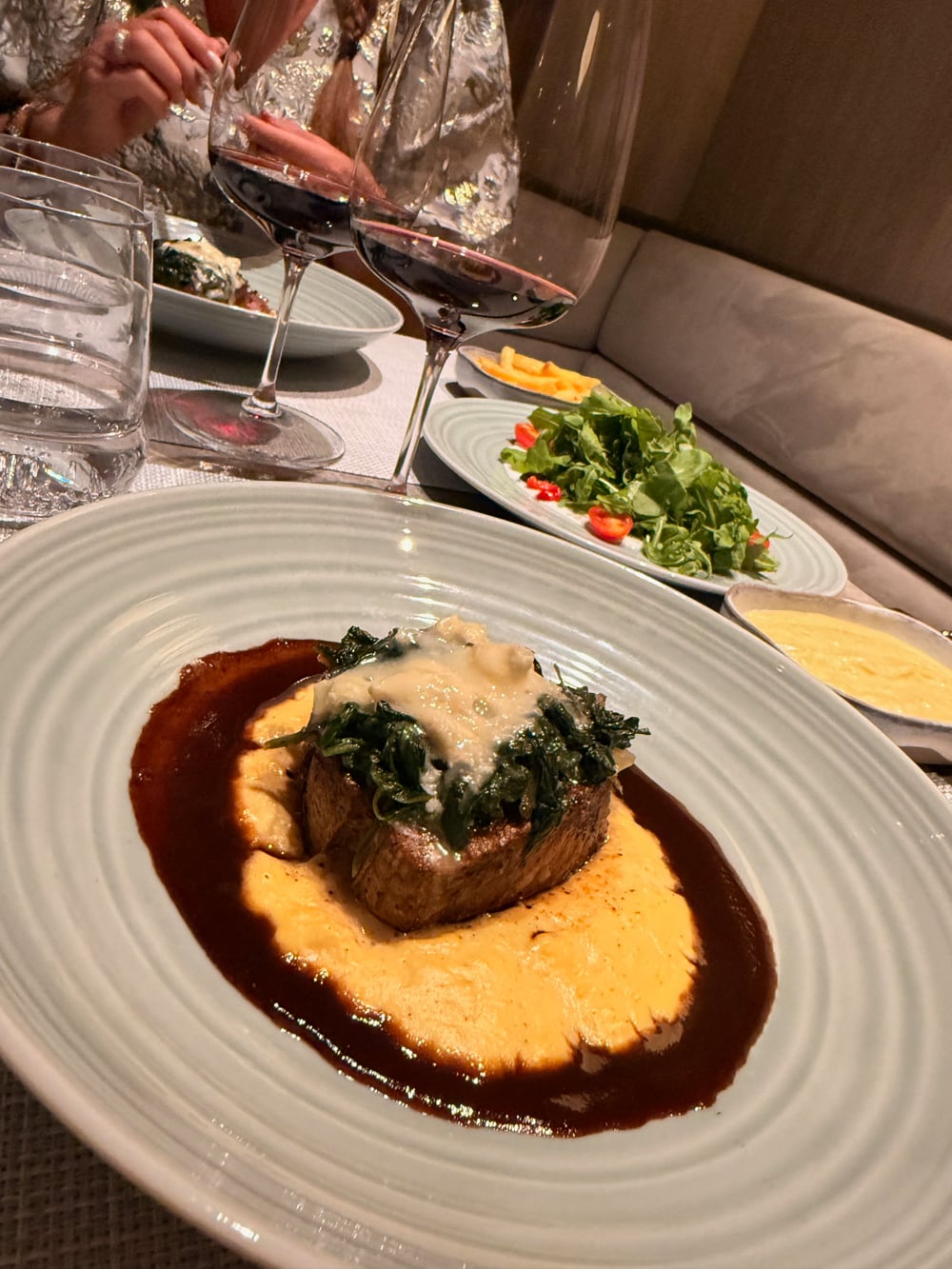 Restaurangmiljö ombord på Explora Journeys