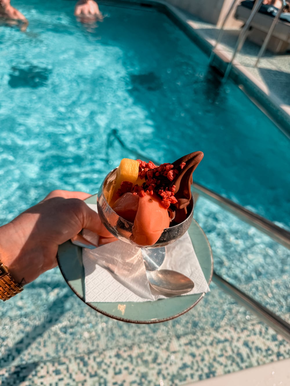 Utsikt från poolområdet på Explora Journeys