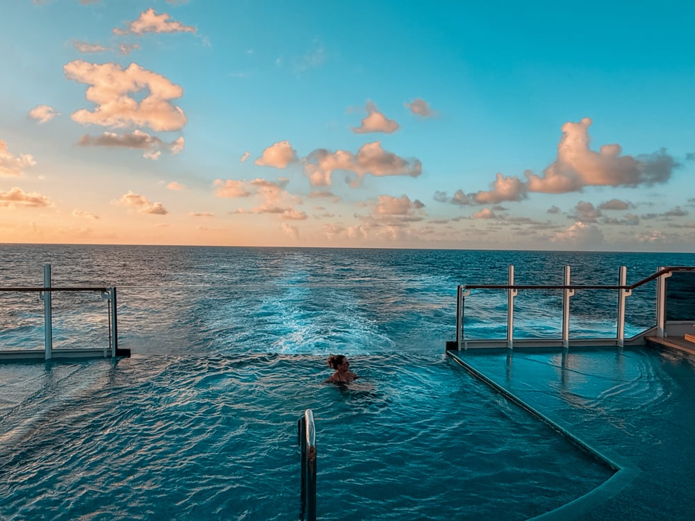 Däck och poolmiljö på Explora II