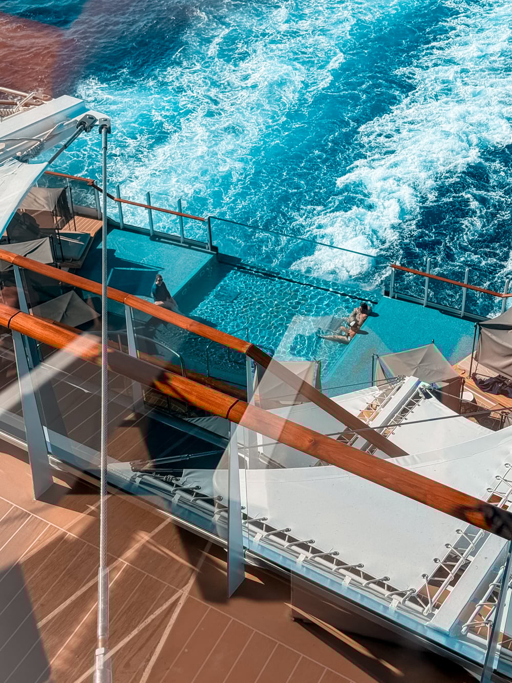 Poolområde ombord på Explora II