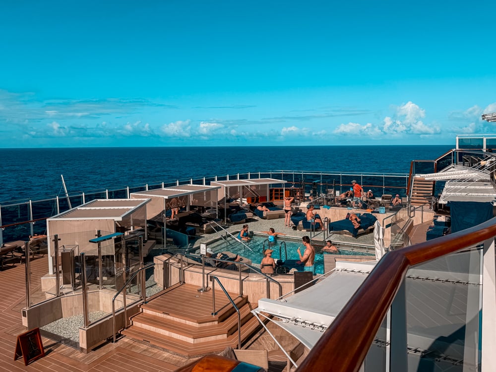 Pool och havsutsikt på Explora II