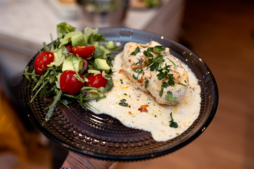 Färdig gorgonzolakyckling med krämig sås i ugnsform