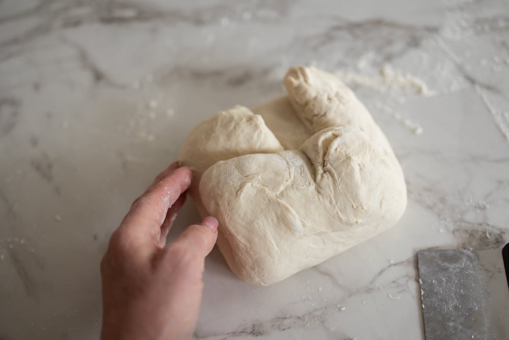 Yoghurtbröd i varm gjutjärnsgryta