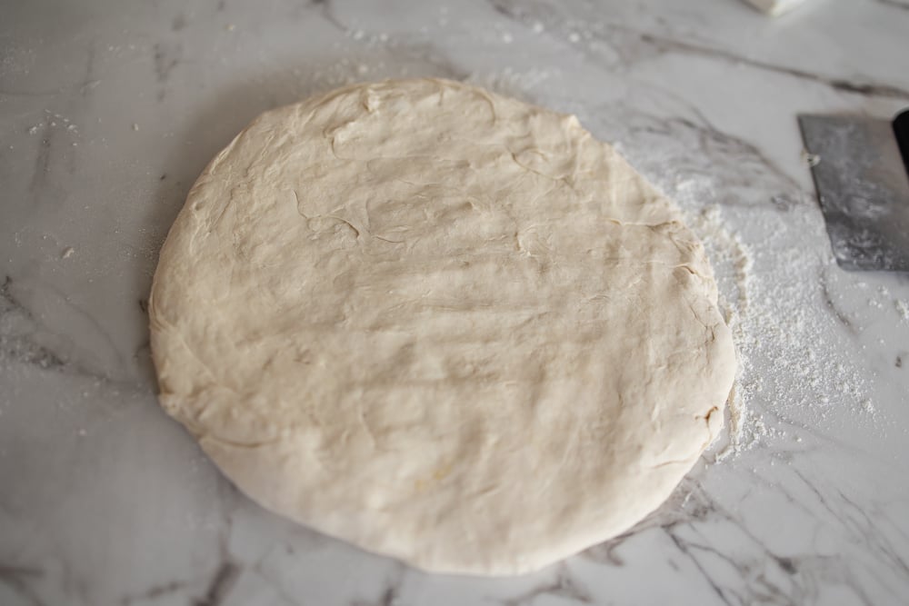 Forma yoghurtbröd före gräddning