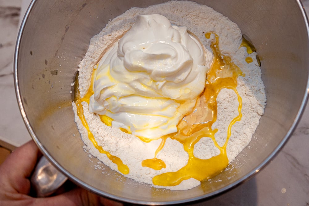 Degen till yoghurtbröd i gjutjärnsgryta