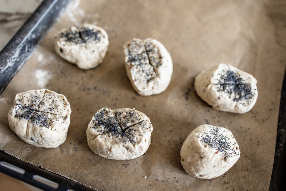 Rustika yoghurtfrallor utan jäst på plåt