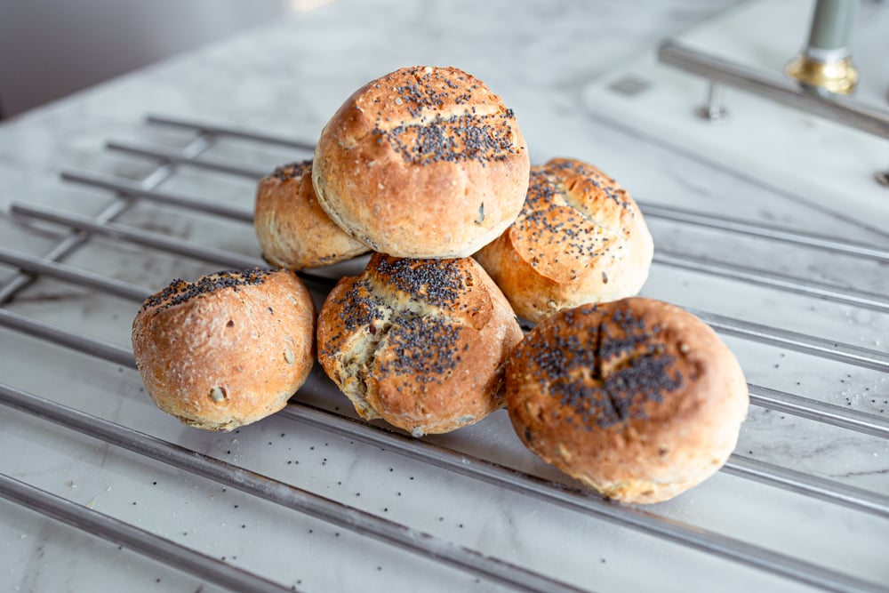 Nybakade yoghurtfrallor med rågmjöl och frön