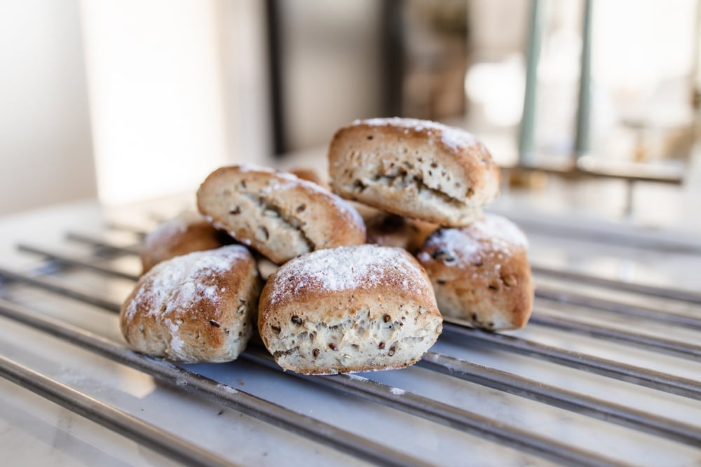 Snabba yoghurtfrallor utan jäst pudrade med mjöl