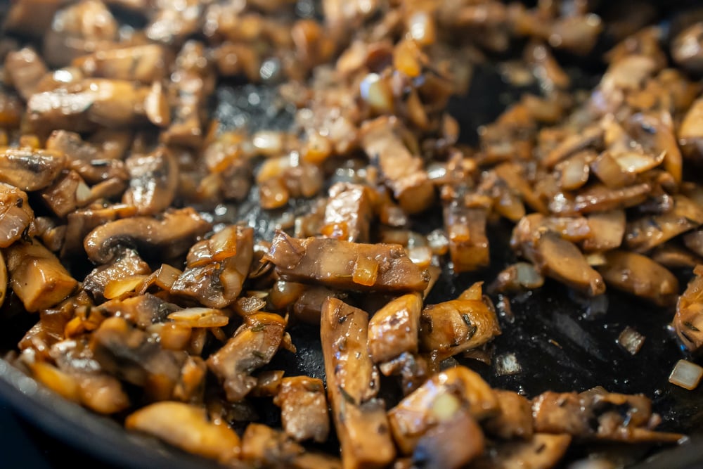 Bryn fläskytterfilé i skivor i stekpanna