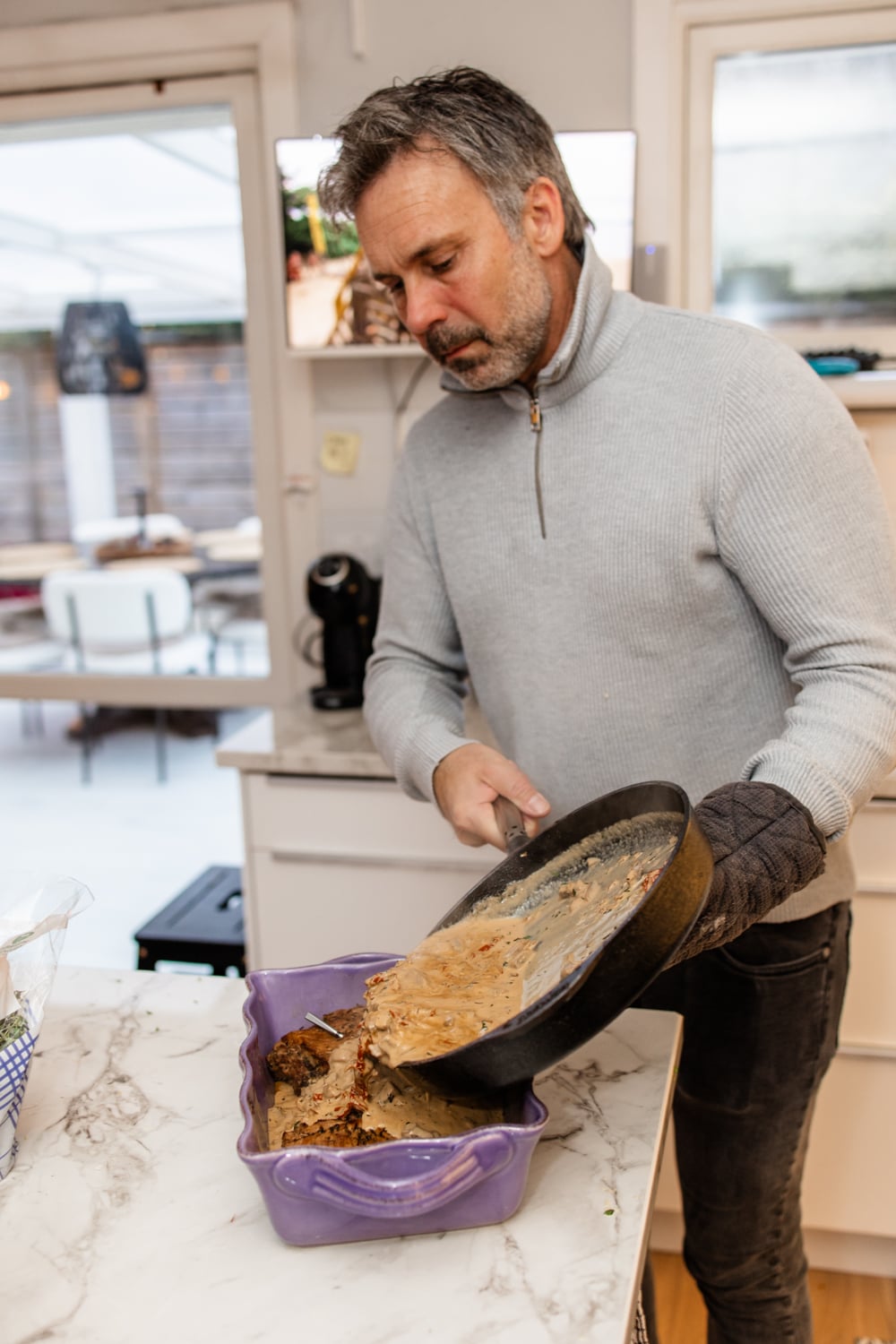Fräs lök, vitlök och champinjoner till fläskytterfilé