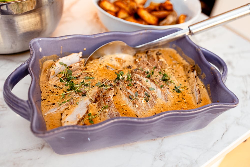 Skivad fläskytterfilé serverad i krämig sås med fetaost