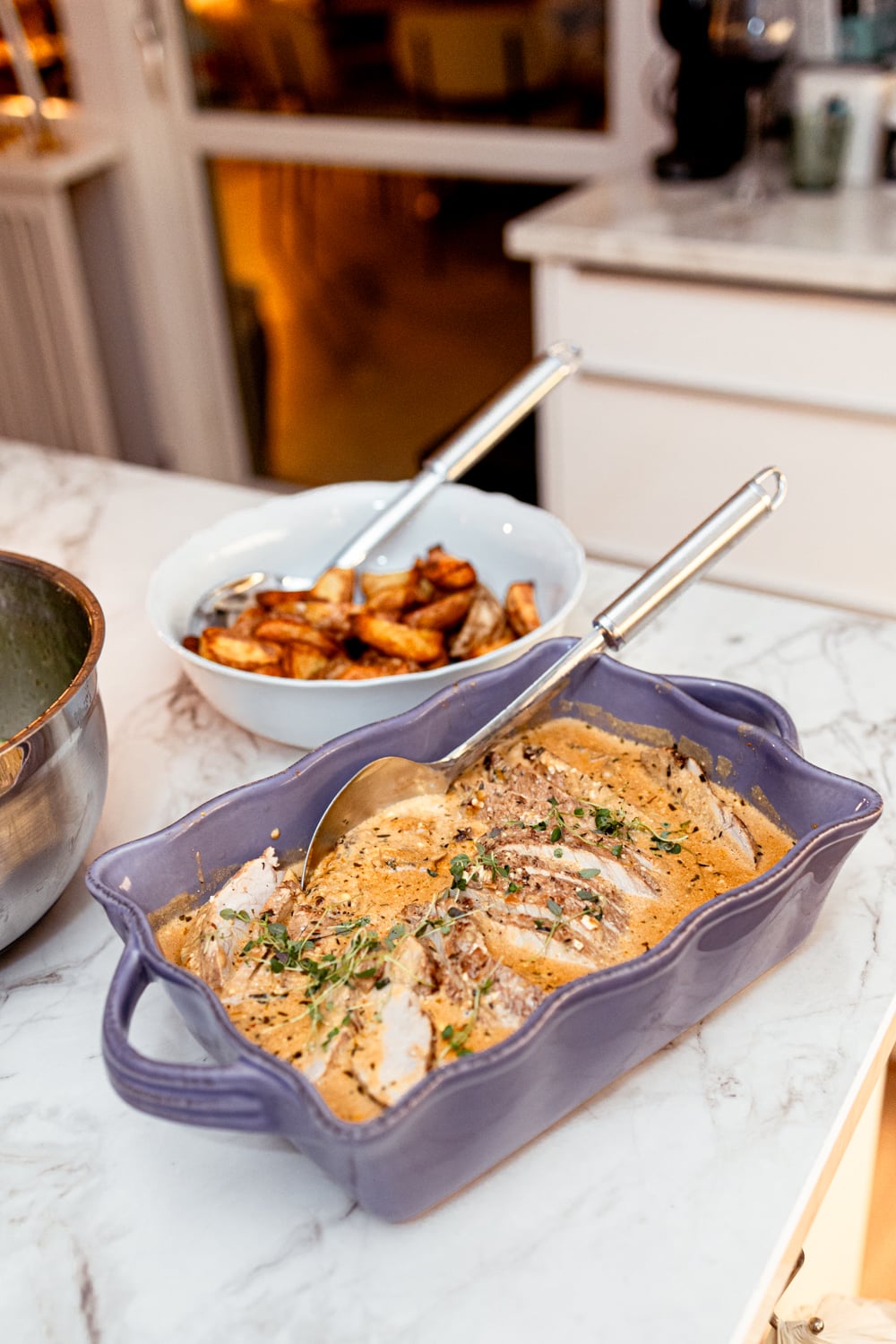 Fläskytterfilé med fetaost och citron i krämig sås nära servering