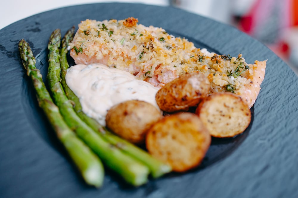 Parmesanpanerad lax med citronrostad potatis