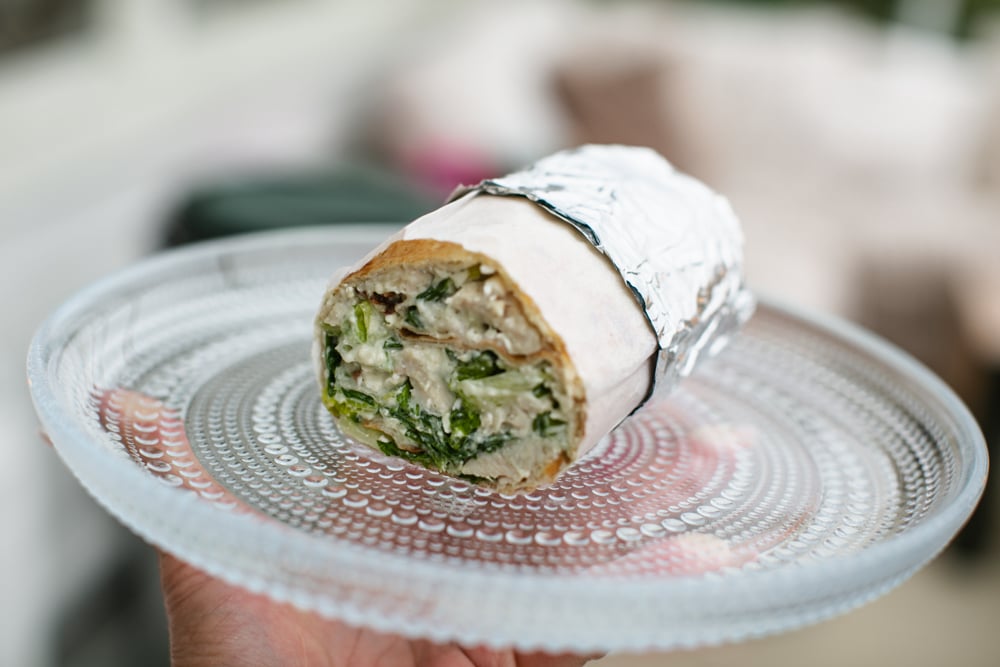 Halverad caesarwrap med kyckling och proteinrik dressing