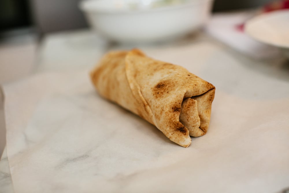 Krispig caesarwrap med kyckling i stekpanna