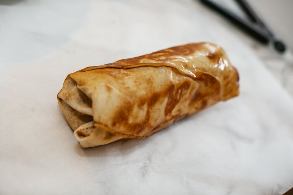 Stekt caesarwrap med kyckling och krämig dressing