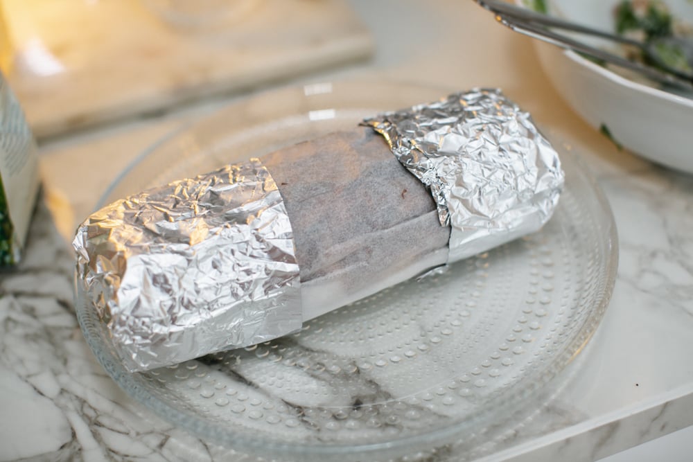 Caesarwrap inrullad i bakplåtspapper