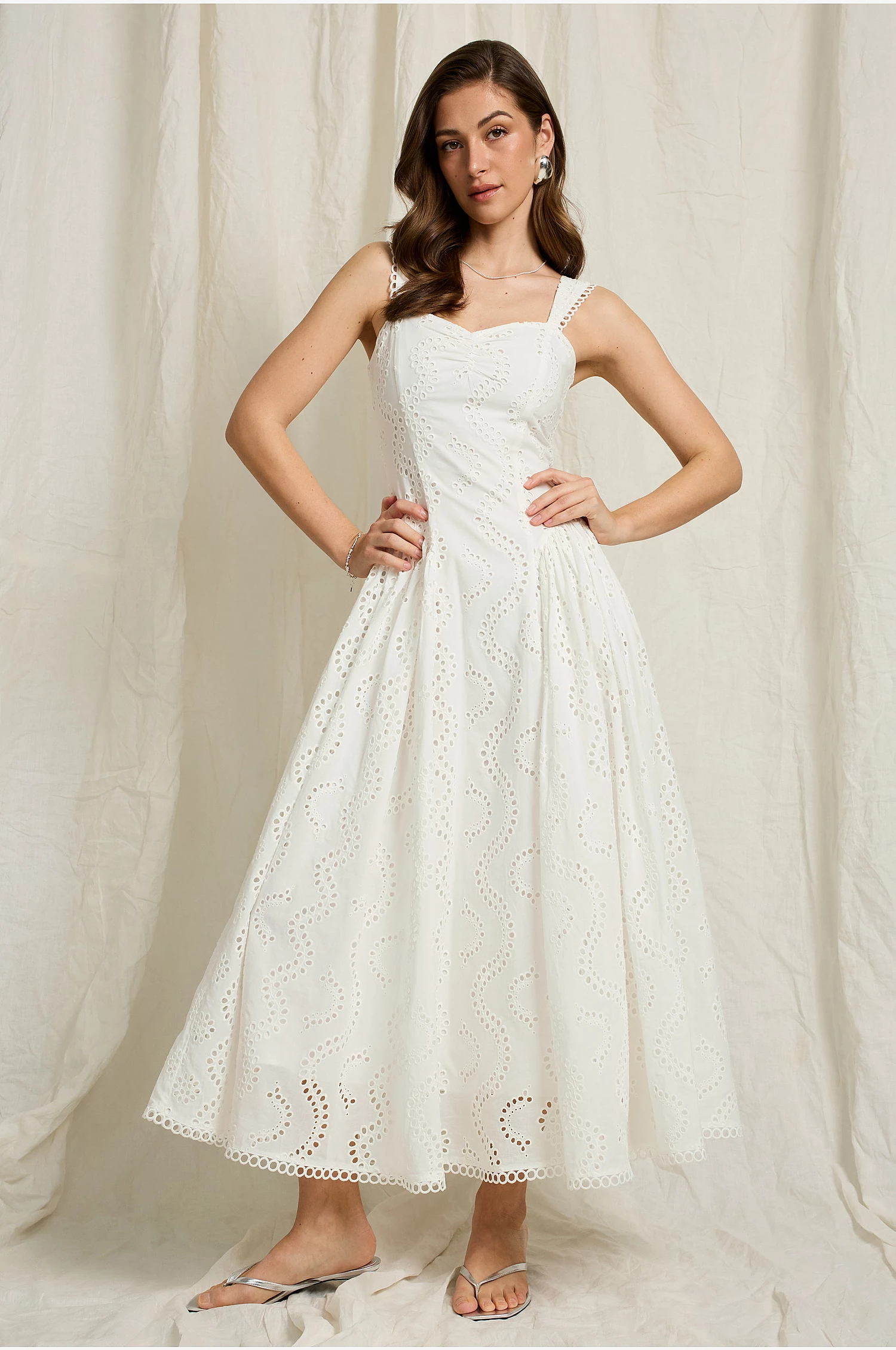 Maxiklänning med broderie anglaise