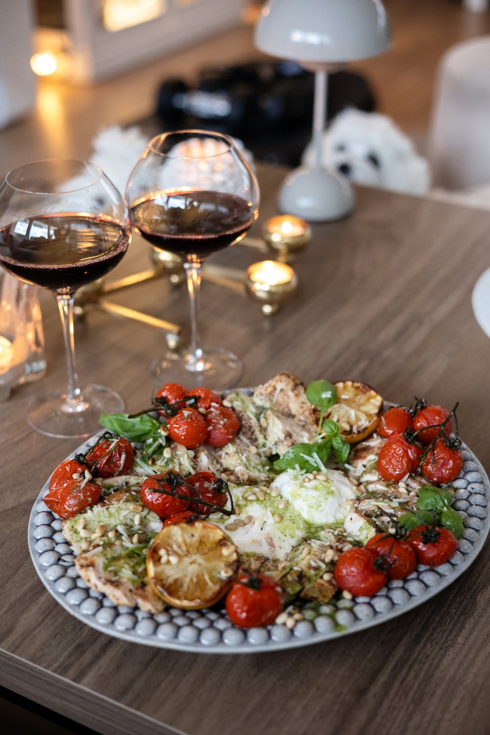 Kyckling med burrata och vitlöksrostade tomater
