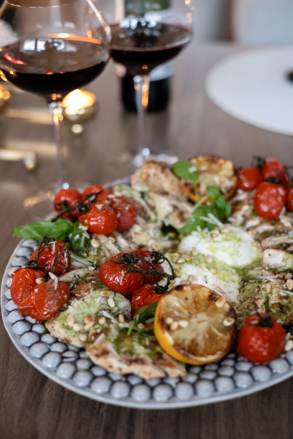 Grillad kyckling med burrata och örtolja
